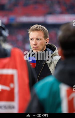 23 Aprile 2022, Baviera, Monaco di Baviera: Calcio: Bundesliga, Bayern Monaco di Baviera - Borussia Dortmund, Matchday 31, Allianz Arena. L'allenatore Julian Nagelsmann del FC Bayern München dà un'intervista prima dell'inizio della partita. Foto: Matthias Balk/dpa Foto Stock