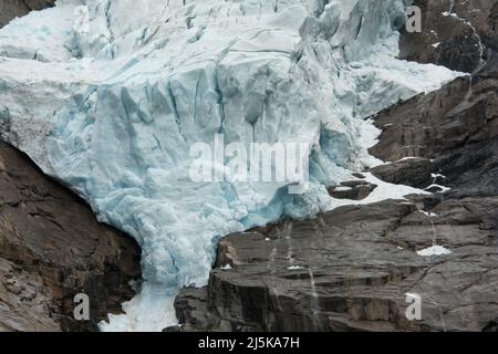 Briksdalsbreen è un braccio di ghiacciai che scende dal più grande glacierJostedalsbreen continentale d'Europa e dal Parco Nazionale di Jostedalsbreen in Norvegia. Foto Stock