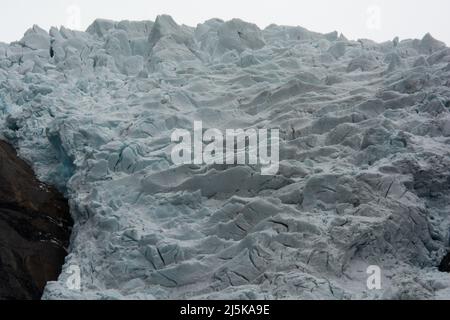 Briksdalsbreen è un braccio di ghiacciai che scende dal più grande glacierJostedalsbreen continentale d'Europa e dal Parco Nazionale di Jostedalsbreen in Norvegia. Foto Stock