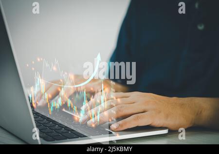 L'uomo si avvale dei computer per analizzare i dati e i grafici degli investimenti. Piani di trading finanziario e marketing tecnologico nel settore bancario digitale. Foto Stock