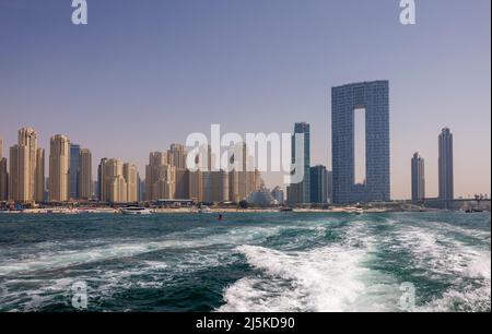 DUBAI, EMIRATI ARABI UNITI - APRILE 9: Le barche sono ancorate di fronte al Jumeirah Beach Residence a Dubai Marina il 9 Aprile 2022 a Dubai, Emirati Arabi Uniti. Foto Stock