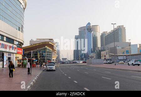 DUBAI, EMIRATI ARABI UNITI - APRILE 9: Auto e persone si aggirano al bivio di Burjuman il 9 Aprile 2022 a Dubai, Emirati Arabi Uniti. Foto Stock