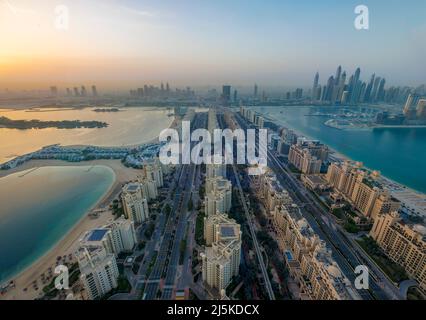 DUBAI, EMIRATI ARABI UNITI - APRILE 10: (NOTA EDITORIALE: Image è un composito digitale [High Dynamic Range].) Il Sole sorge sulla città di Palm Jumeirah il 10 aprile 2022 a Dubai, Emirati Arabi Uniti. Foto Stock