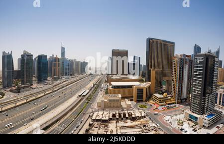 DUBAI, EMIRATI ARABI UNITI - APRILE 12: (NOTA EDITORIALE: Image è un composito digitale [panoramico].) I veicoli corrono sulla Sheikh Zayed Rd il 12 aprile 2022 a Dubai, Emirati Arabi Uniti. L'autostrada divide il Dubai Marina Quarter in due parti. Foto Stock