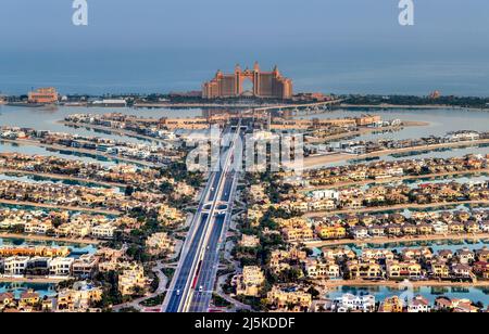 DUBAI, EMIRATI ARABI UNITI - APRILE 10: (NOTA EDITORIALE: Image è un composito digitale [High Dynamic Range].) L'Atlantis The Palm Hotel è stato visto al Palm Jumeirah il 10 aprile 2022 a Dubai, Emirati Arabi Uniti. Foto Stock