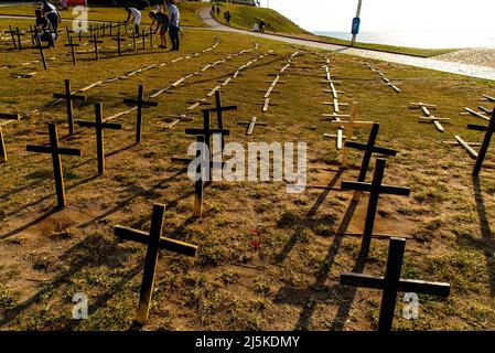 Salvador, Bahia, Brasile - 01 ottobre 2021: Croci fissate a terra in onore di quelli uccisi da Covid-19 a Farol da barra in Salvador, Bahia, Bra Foto Stock