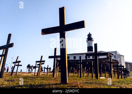 Salvador, Bahia, Brasile - 01 ottobre 2021: Croci fissate a terra in onore di quelli uccisi da Covid-19 a Farol da barra in Salvador, Bahia, Bra Foto Stock