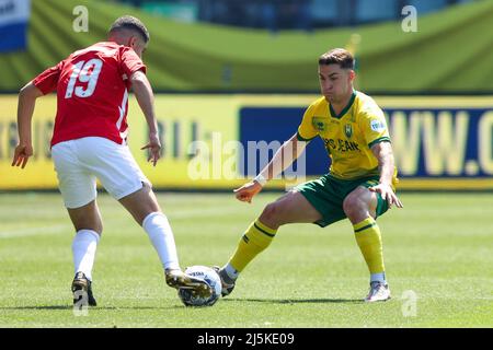 DEN HAAG, PAESI BASSI - APRILE 24: Mohamed Akharazof Utrecht U23, Guillem Rodriguez di ADO Den Haag durante la partita olandese Keukenkampioendivisie tra ADO Den Haag e FC Utrecht U23 a Cars Jeans Stadion il 24 Aprile 2022 a Den Haag, Paesi Bassi (Foto di Hans van der Valk/Orange Pictures) Foto Stock