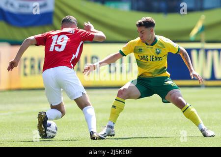 DEN HAAG, PAESI BASSI - APRILE 24: Mohamed Akharazof Utrecht U23, Guillem Rodriguez di ADO Den Haag durante la partita olandese Keukenkampioendivisie tra ADO Den Haag e FC Utrecht U23 a Cars Jeans Stadion il 24 Aprile 2022 a Den Haag, Paesi Bassi (Foto di Hans van der Valk/Orange Pictures) Foto Stock