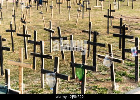 Croci fissate al suolo in onore di quelli uccisi dal covid-19. Salvador, Bahia, Brasile. Foto Stock