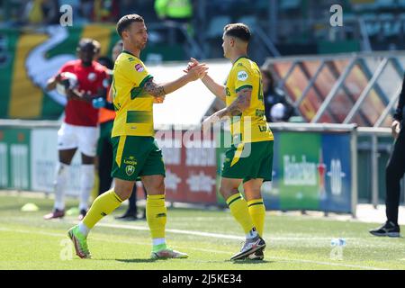 DEN HAAG, PAESI BASSI - APRILE 24: Daryl Janmaat di ADO Den Haag, Guillem Rodriguez di ADO Den Haag durante la partita olandese Keukenkampioendivisie tra ADO Den Haag e FC Utrecht U23 a Cars Jeans Stadion il 24 Aprile 2022 a Den Haag, Paesi Bassi (Foto di Hans van der Valk/Orange Pictures) Foto Stock