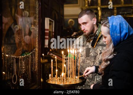 Kiev, Ucraina. 24th Apr 2022. La gente partecipa ad un servizio della chiesa di Pasqua, in mezzo all'invasione russa dell'Ucraina, a Kiev, Ucraina, 24 aprile 2022 accreditamento: Mykhailo Palinchak/Alamy Live News Foto Stock