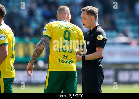 DEN HAAG, PAESI BASSI - APRILE 24: Thomas Verheydt di ADO Den Haag, Referee Ingmar Oostrom durante la partita olandese Keukenkampioendivisie tra ADO Den Haag e FC Utrecht U23 presso lo Stadion Cars Jeans il 24 Aprile 2022 a Den Haag, Paesi Bassi (Foto di Hans van der Valk/Orange Pictures) Foto Stock