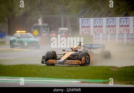 IMOLA - Daniel Ricciardo (3) alla guida della McLaren MCL36 durante il Gran Premio Emilia Romagna F1 ad Autodromo Enzo e Dino Ferrari il 24 aprile 2022 ad Imola, Italia. REMKO DE WAAL Foto Stock