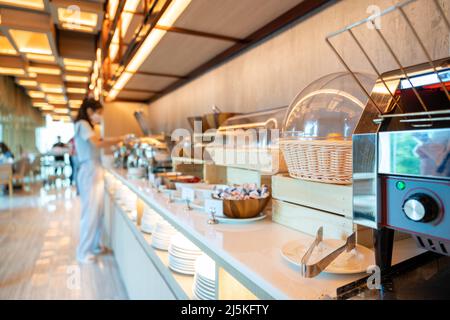 Orario colazione in hotel di lusso, brunch con famiglia in ristorante, colazione a buffet in hotel di lusso, Foto Stock