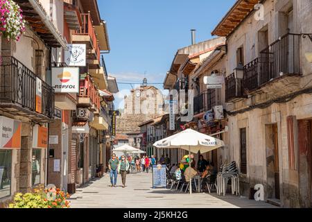 Buitrago del Lozoya, Spagna. La Torre Albarrana, un cancello della città e torre difensiva dell'orologio della città vecchia murata, vista da Calle Real Foto Stock