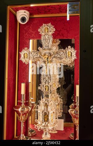 Buitrago del Lozoya, Spagna. Croce parrocchiale processionale in argento e oro, opera di Juan Francisco Faraz Foto Stock