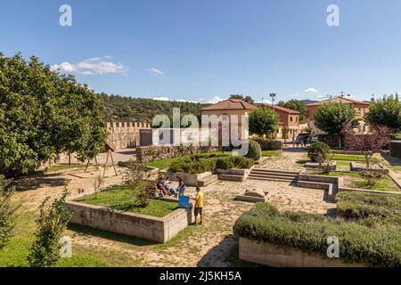 Buitrago del Lozoya, Spagna. Il giardino medievale, chiamato Parque de la Villa Foto Stock