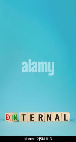 Esterno ed interno su cubetti, dadi o blocchi di legno che mostrano th Foto Stock