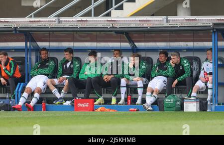 Paderborn, Germania. 24th Apr 2022. Calcio: 2nd Bundesliga, SC Paderborn 07 - Hannover 96, Matchday 31 alla Benteler Arena. I giocatori di Hannover in panchina sembrano delusi. Credit: Friso Gentsch/dpa - NOTA IMPORTANTE: In conformità con i requisiti della DFL Deutsche Fußball Liga e della DFB Deutscher Fußball-Bund, è vietato utilizzare o utilizzare fotografie scattate nello stadio e/o della partita sotto forma di immagini di sequenza e/o serie di foto video-simili./dpa/Alamy Live News Foto Stock