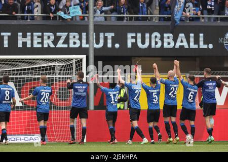 Paderborn, Germania. 24th Apr 2022. Calcio: 2nd Bundesliga, SC Paderborn 07 - Hannover 96, Matchday 31 alla Benteler Arena. I giocatori di Paderborn festeggiano la vittoria alla fine della partita. Credit: Friso Gentsch/dpa - NOTA IMPORTANTE: In conformità con i requisiti della DFL Deutsche Fußball Liga e della DFB Deutscher Fußball-Bund, è vietato utilizzare o utilizzare fotografie scattate nello stadio e/o della partita sotto forma di immagini di sequenza e/o serie di foto video-simili./dpa/Alamy Live News Foto Stock