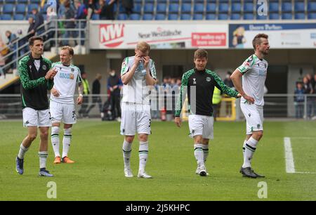 Paderborn, Germania. 24th Apr 2022. Calcio: 2nd Bundesliga, SC Paderborn 07 - Hannover 96, Matchday 31 alla Benteler Arena. I giocatori di Hannover sono delusi alla fine del gioco. Credit: Friso Gentsch/dpa - NOTA IMPORTANTE: In conformità con i requisiti della DFL Deutsche Fußball Liga e della DFB Deutscher Fußball-Bund, è vietato utilizzare o utilizzare fotografie scattate nello stadio e/o della partita sotto forma di immagini di sequenza e/o serie di foto video-simili./dpa/Alamy Live News Foto Stock