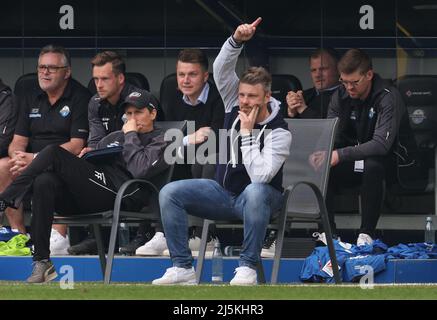 Paderborn, Germania. 24th Apr 2022. Calcio: 2nd Bundesliga, SC Paderborn 07 - Hannover 96, Matchday 31 alla Benteler Arena. Il co-allenatore di Paderborn Frank Fröhling (l-r) e l'allenatore Lukas Kwasniok si siedono ai margini. Credit: Friso Gentsch/dpa - NOTA IMPORTANTE: In conformità con i requisiti della DFL Deutsche Fußball Liga e della DFB Deutscher Fußball-Bund, è vietato utilizzare o utilizzare fotografie scattate nello stadio e/o della partita sotto forma di immagini di sequenza e/o serie di foto video-simili./dpa/Alamy Live News Foto Stock