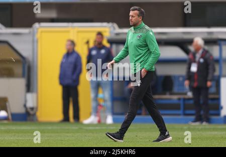 Paderborn, Germania. 24th Apr 2022. Calcio: 2nd Bundesliga, SC Paderborn 07 - Hannover 96, Matchday 31 alla Benteler Arena. L'allenatore di Hannover Christoph Dabrowski attraversa il campo alla fine della partita. Credit: Friso Gentsch/dpa - NOTA IMPORTANTE: In conformità con i requisiti della DFL Deutsche Fußball Liga e della DFB Deutscher Fußball-Bund, è vietato utilizzare o utilizzare fotografie scattate nello stadio e/o della partita sotto forma di immagini di sequenza e/o serie di foto video-simili./dpa/Alamy Live News Foto Stock