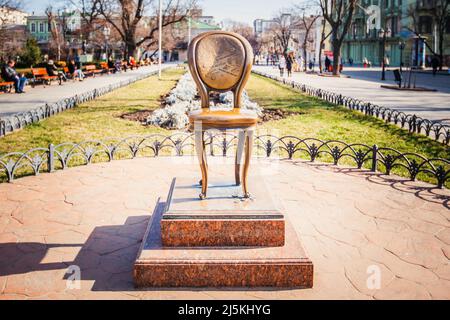 ODESSA, UCRAINA - February17, 2016: Monumento alla dodicesima sedia Foto Stock