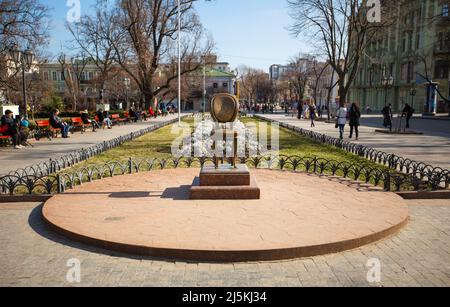 ODESSA, UCRAINA - February17, 2016: Monumento alla dodicesima sedia Foto Stock