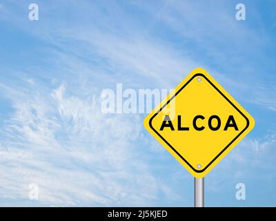 Cartello di trasporto giallo con la parola ALCOA (abbreviazione di attribuibile, leggibile, contemporaneo, originale e preciso) su sfondo cielo di colore blu Foto Stock