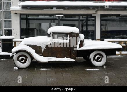 vecchia auto retrò arrugginita coperta di neve all'aperto Foto Stock