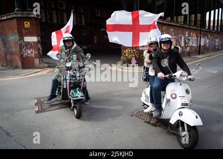 Manchester, Regno Unito. 24th Apr 2022. Due motociclisti Mod Scooters si uniscono alla sfilata annuale St Georges Day che attraversa la città. Centinaia di persone si uniscono alla celebrazione annuale che segna la morte del santo patrono d'Inghilterra. Credit: Andy Barton/Alamy Live News Foto Stock