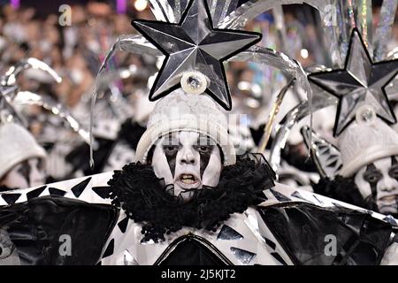 Rio de Janeiro, Rio de Janeiro, Brasile. 24th Apr 2022. (INT) Carnevale di Rio de Janeiro: Sfilata della scuola di samba Imperatriz Leopoldinense dal Gruppo Speciale del Carnevale di Rio de Janeiro. 22 aprile 2022, Rio de Janeiro, Brasile: Sfilata della scuola di samba Imperatriz Leopoldinense dal Gruppo Speciale del Carnevale di Rio de Janeiro, al Marques de Sapucai Sambadrome, nel centro di Rio de Janeiro, il venerdì notte (22) (Credit Image: © Silvia Machado/TheNEWS2 via ZUMA Press Wire) Foto Stock