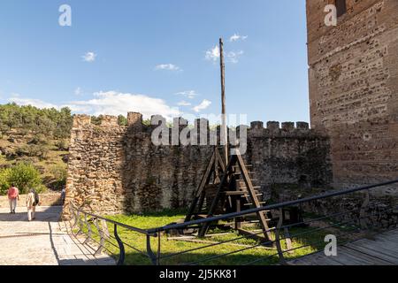 Buitrago del Lozoya, Spagna. Replica di un trebucco, un motore d'assedio tradizionale medievale, vicino al Castello Mendoza Foto Stock