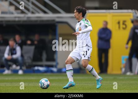 Paderborn, Germania. 24th Apr 2022. Calcio: 2nd Bundesliga, SC Paderborn 07 - Hannover 96, Matchday 31 alla Benteler Arena. Sei Muroya di Hannover porta la palla. Credit: Friso Gentsch/dpa - NOTA IMPORTANTE: In conformità con i requisiti della DFL Deutsche Fußball Liga e della DFB Deutscher Fußball-Bund, è vietato utilizzare o utilizzare fotografie scattate nello stadio e/o della partita sotto forma di immagini di sequenza e/o serie di foto video-simili./dpa/Alamy Live News Foto Stock