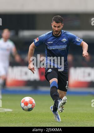 Paderborn, Germania. 24th Apr 2022. Calcio: 2nd Bundesliga, SC Paderborn 07 - Hannover 96, Matchday 31 alla Benteler Arena. Robin Yalcin di Paderborn gioca la palla. Credit: Friso Gentsch/dpa - NOTA IMPORTANTE: In conformità con i requisiti della DFL Deutsche Fußball Liga e della DFB Deutscher Fußball-Bund, è vietato utilizzare o utilizzare fotografie scattate nello stadio e/o della partita sotto forma di immagini di sequenza e/o serie di foto video-simili./dpa/Alamy Live News Foto Stock