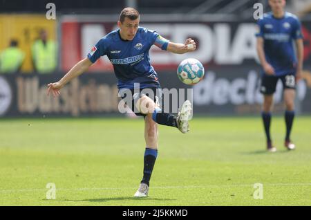 Paderborn, Germania. 24th Apr 2022. Calcio: 2nd Bundesliga, SC Paderborn 07 - Hannover 96, Matchday 31 alla Benteler Arena. Ron Schallenberg di Paderborn gioca la palla. Credit: Friso Gentsch/dpa - NOTA IMPORTANTE: In conformità con i requisiti della DFL Deutsche Fußball Liga e della DFB Deutscher Fußball-Bund, è vietato utilizzare o utilizzare fotografie scattate nello stadio e/o della partita sotto forma di immagini di sequenza e/o serie di foto video-simili./dpa/Alamy Live News Foto Stock