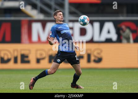 Paderborn, Germania. 24th Apr 2022. Calcio: 2nd Bundesliga, SC Paderborn 07 - Hannover 96, Matchday 31 alla Benteler Arena. Il martello Maximilian di Paderborn ferma la palla. Credit: Friso Gentsch/dpa - NOTA IMPORTANTE: In conformità con i requisiti della DFL Deutsche Fußball Liga e della DFB Deutscher Fußball-Bund, è vietato utilizzare o utilizzare fotografie scattate nello stadio e/o della partita sotto forma di immagini di sequenza e/o serie di foto video-simili./dpa/Alamy Live News Foto Stock