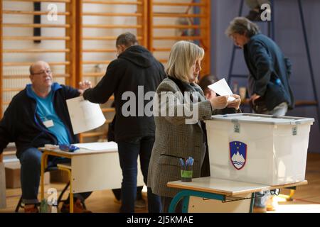 Lubiana, Slovenia. 24th Apr 2022. Un elettore lancia il suo scrutinio durante le elezioni parlamentari slovene del 2022 in un seggio elettorale a Lubiana, Slovenia, il 24 aprile 2022. Circa 1,7 milioni di elettori sloveni hanno votato la domenica per eleggere il nuovo Parlamento del paese. Credit: Zeljko Stevanic/Xinhua/Alamy Live News Foto Stock