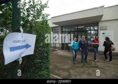 Lubiana, Slovenia. 24th Apr 2022. Gli elettori sono visti in un seggio elettorale durante le elezioni parlamentari slovene del 2022 a Lubiana, Slovenia, il 24 aprile 2022. Circa 1,7 milioni di elettori sloveni hanno votato la domenica per eleggere il nuovo Parlamento del paese. Credit: Zeljko Stevanic/Xinhua/Alamy Live News Foto Stock