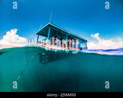 Vista sul fondale della barca subacquea Foto Stock