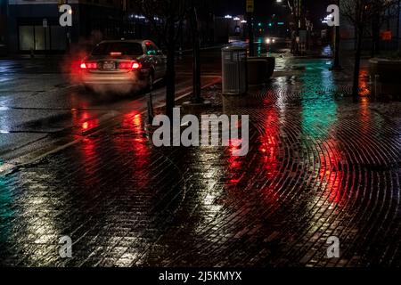 Riflessioni su una notte piovosa in centro a Battle Creek, Michigan, USA [Nessun rilascio di proprietà; licenza editoriale solo] Foto Stock