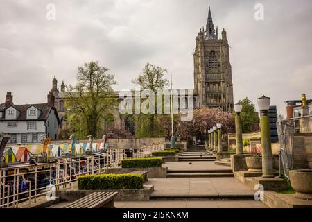 Norwich, Norfolk, Regno Unito – Aprile 24 2022. Vista verso la Chiesa di San Pietro Mancroft dal Memorial Park nel mercato di Norwich Foto Stock