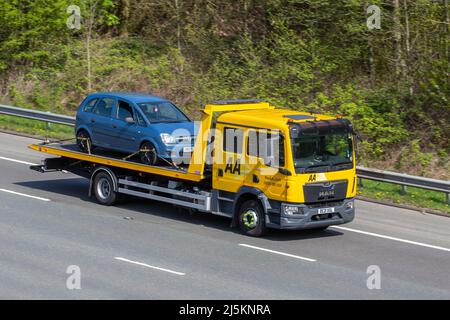 AA Roadside 24hr recupero guasti; trasportatore auto Man TGX (My2018) camion di consegna, trasporto veicolo, consegna, settore dei trasporti commerciali sul M61 a Manchester UK Foto Stock