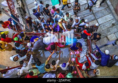 Kolkata, Bengala Occidentale, India. 22nd Apr 2022. Ramadan Iftar alla Moschea di Nakhoda a Kolkata. (Credit Image: © Sudip Chanda/Pacific Press via ZUMA Press Wire) Foto Stock