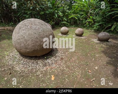 Antiche sfere di pietra al sito archeologico di Finca 6 vicino Palmar sur, Costa Rica. Foto Stock