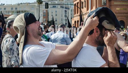 Due portatori (costaleros in spagnolo) della fratellanza 'El Cachorro' durante la settimana Santa. Venerdì Santo. Foto Stock