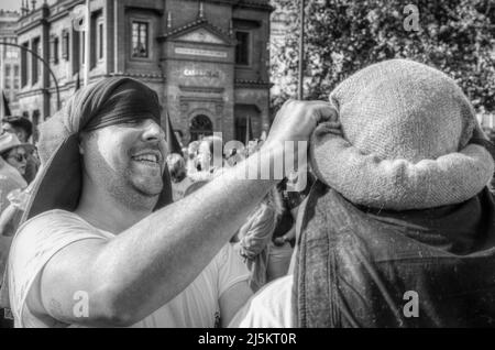 Due portatori (costaleros in spagnolo) della fratellanza 'El Cachorro' durante la settimana Santa. Venerdì Santo. Foto Stock