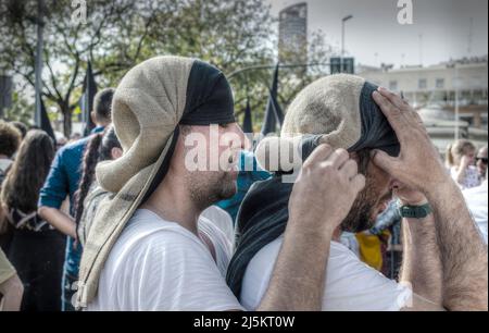 Due portatori (costaleros in spagnolo) della fratellanza 'El Cachorro' durante la settimana Santa. Venerdì Santo. Foto Stock